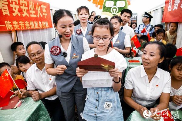 党的十九大代表、杭州客运段党总支副书记陈美芳给“小候鸟”们上了一堂生动的乘车安全知识课。